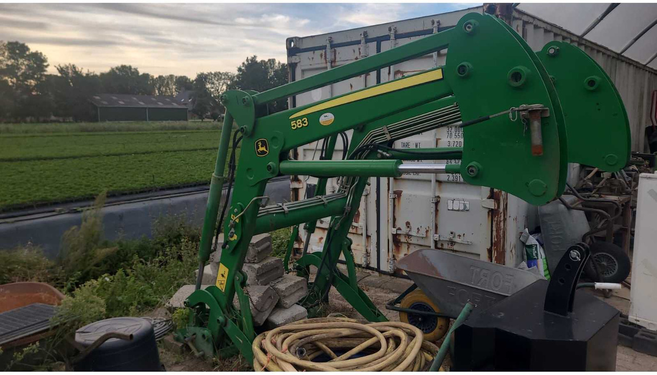 John Deere 583 - Front loader for tractor: picture 1 John Deere 583 - Front loader for tractor: picture 1