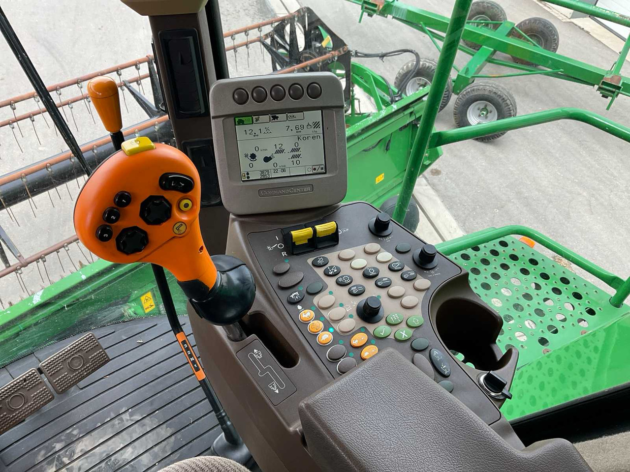Combine harvester John Deere T670: picture 32