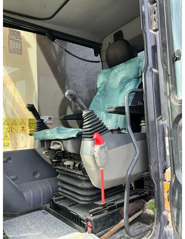 Crawler excavator Komatsu HB215LC: picture 19