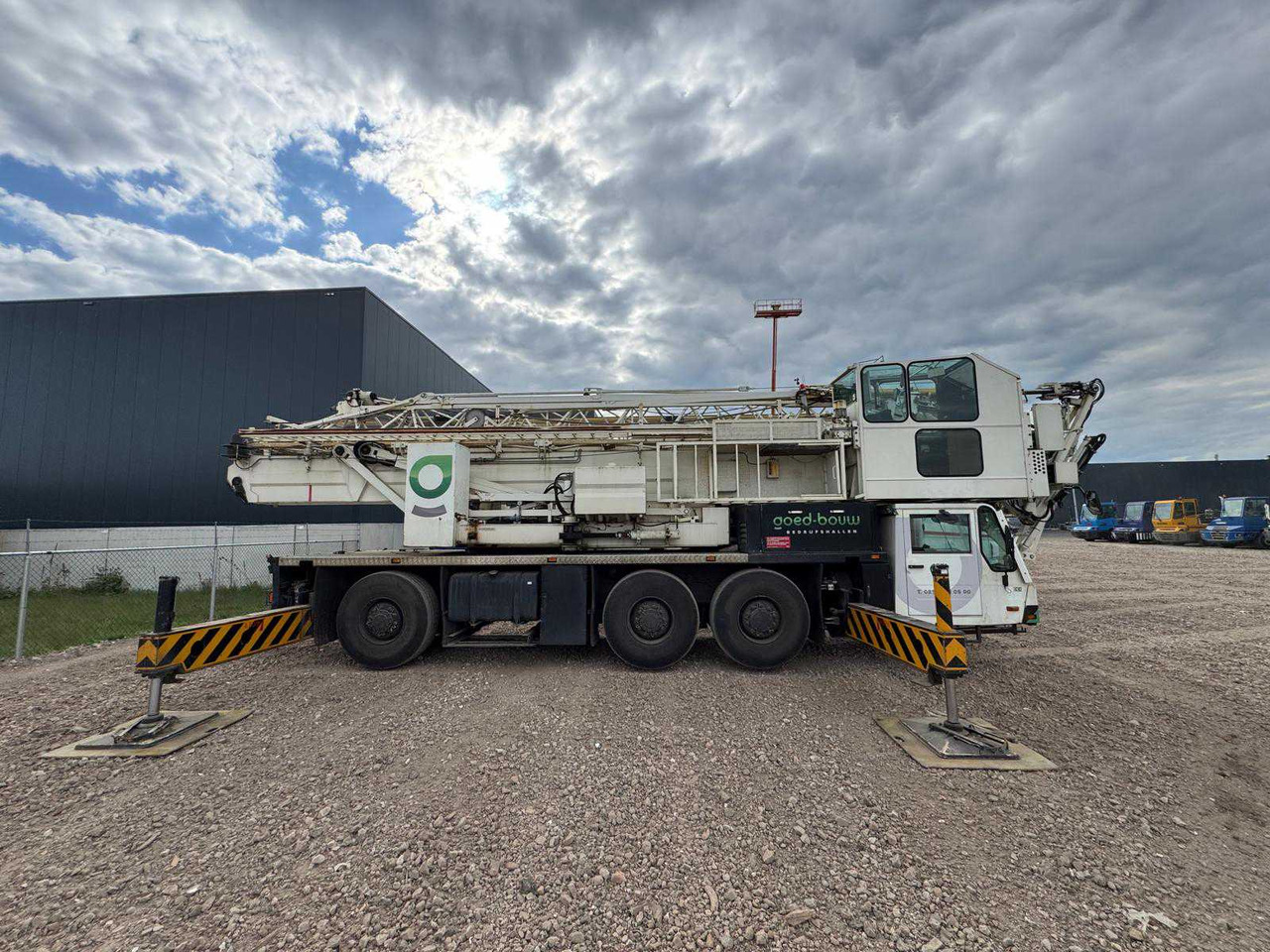 Spierings SK377-AT3 - Self-erecting tower crane: picture 1 Spierings SK377-AT3 - Self-erecting tower crane: picture 1