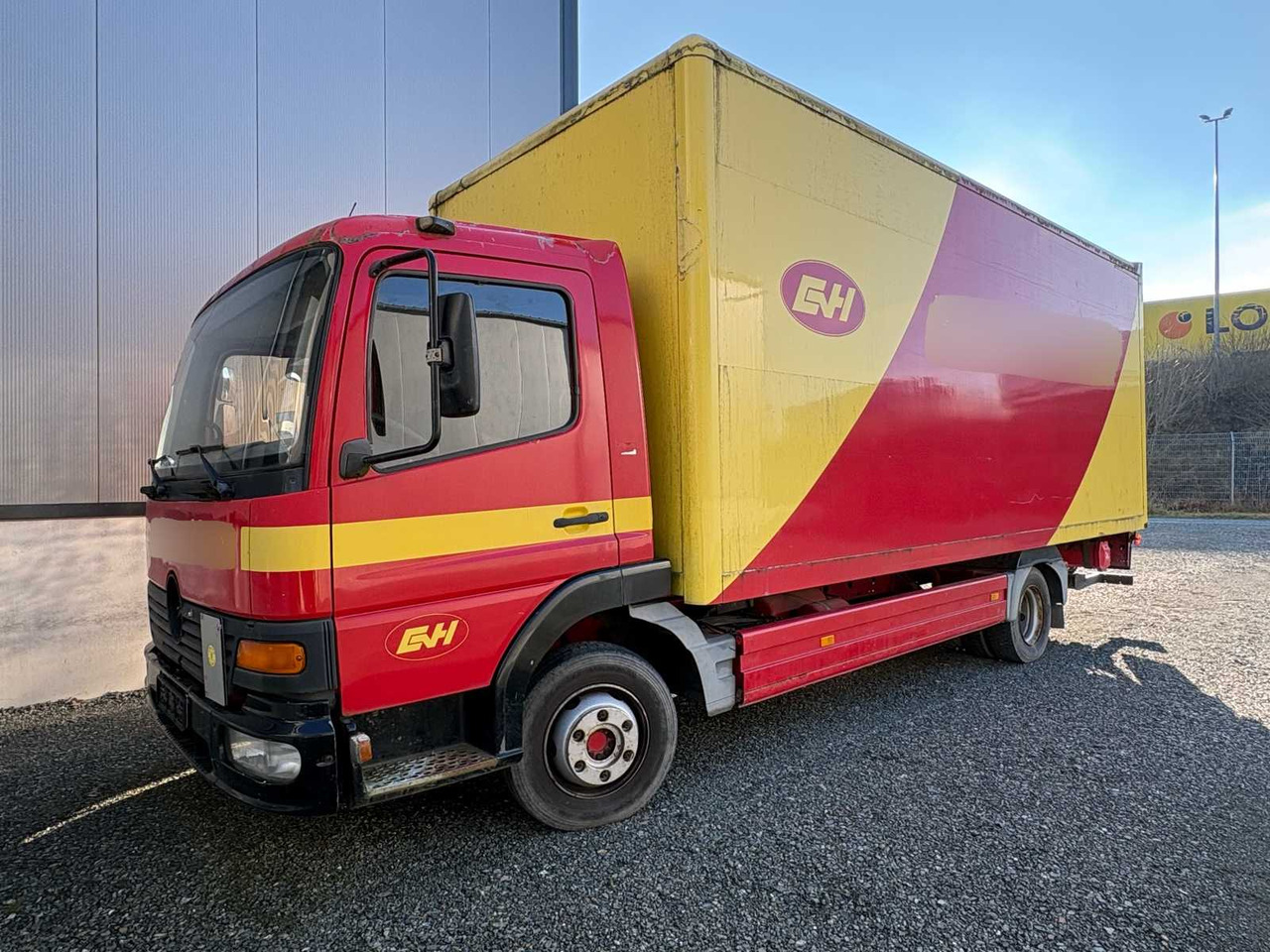 MERCEDES BENZ 970.01 - BOX TRUCK WITH LOADING BOARD (2002) - Truck: picture 2 MERCEDES BENZ 970.01 - BOX TRUCK WITH LOADING BOARD (2002) - Truck: picture 2