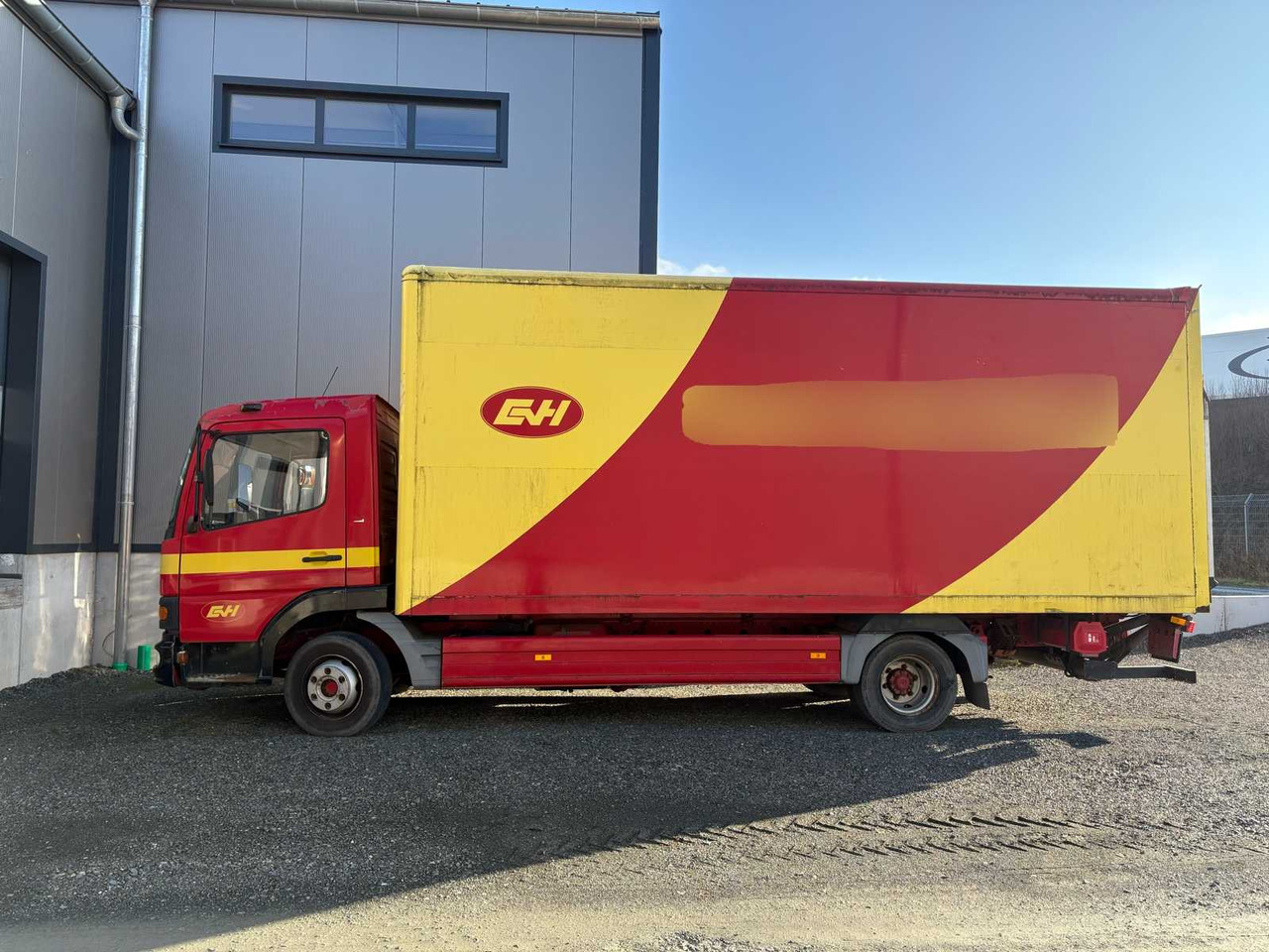 MERCEDES BENZ 970.01 - BOX TRUCK WITH LOADING BOARD (2002) - Truck: picture 1 MERCEDES BENZ 970.01 - BOX TRUCK WITH LOADING BOARD (2002) - Truck: picture 1