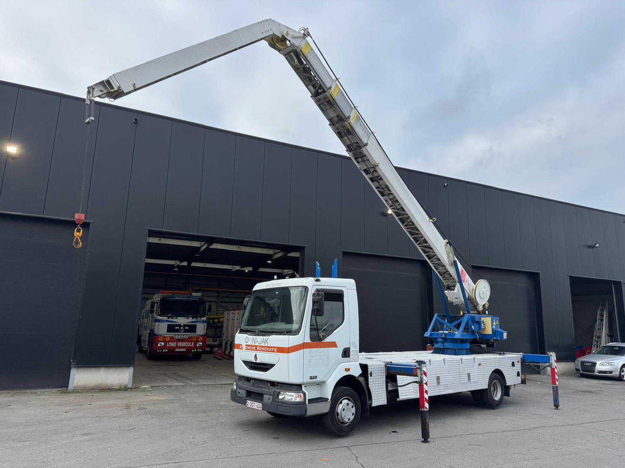 RENAULT MIDLUM CRANE TRUCK - Truck: picture 3 RENAULT MIDLUM CRANE TRUCK - Truck: picture 3