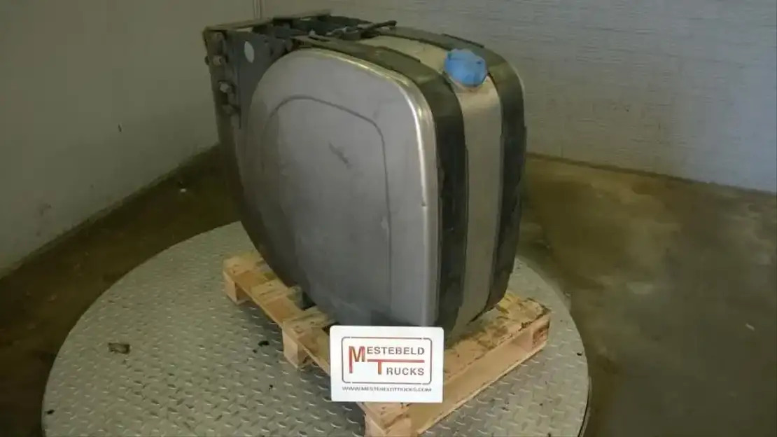 Volvo Ad-blue tank - Exhaust system for Truck: picture 1 Volvo Ad-blue tank - Exhaust system for Truck: picture 1