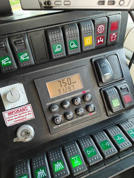 Brock SL280/2 MB Actros 1833 - Road sweeper: picture 5 Brock SL280/2 MB Actros 1833 - Road sweeper: picture 5