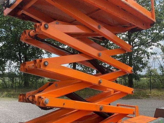 Haulotte Compact 12 DX, Geländegängig, Kubota, 12,15m - Scissor lift: picture 3 Haulotte Compact 12 DX, Geländegängig, Kubota, 12,15m - Scissor lift: picture 3