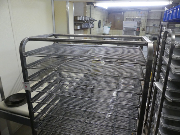 Chariot avec grilles 60x40 cm - Bakery equipment: picture 2 Chariot avec grilles 60x40 cm - Bakery equipment: picture 2