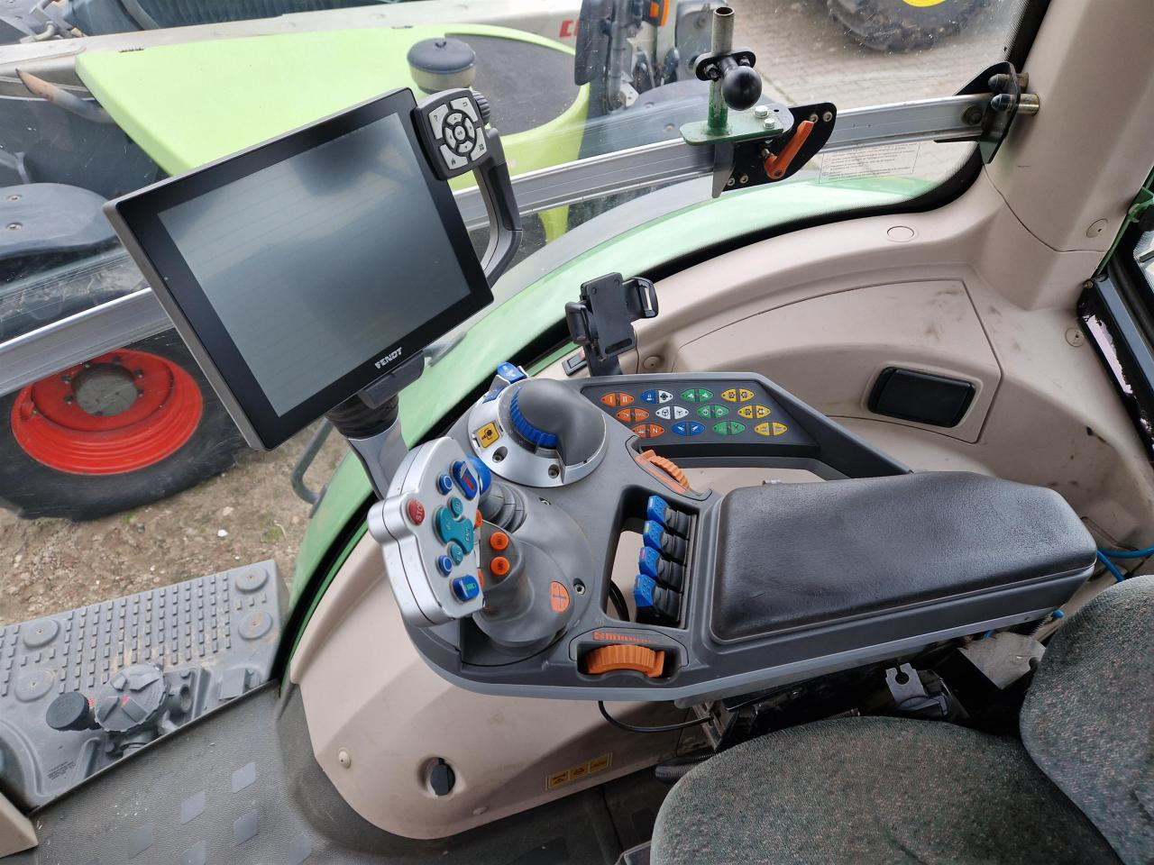 Farm tractor Fendt 828 Vario SCR: picture 11