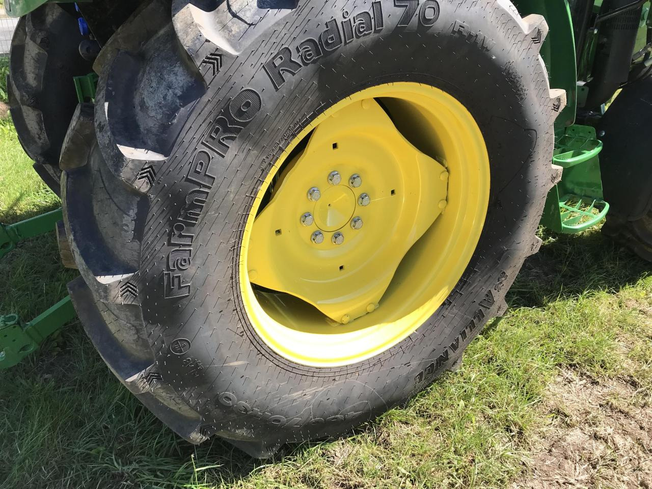 Farm tractor John Deere 5075E: picture 8