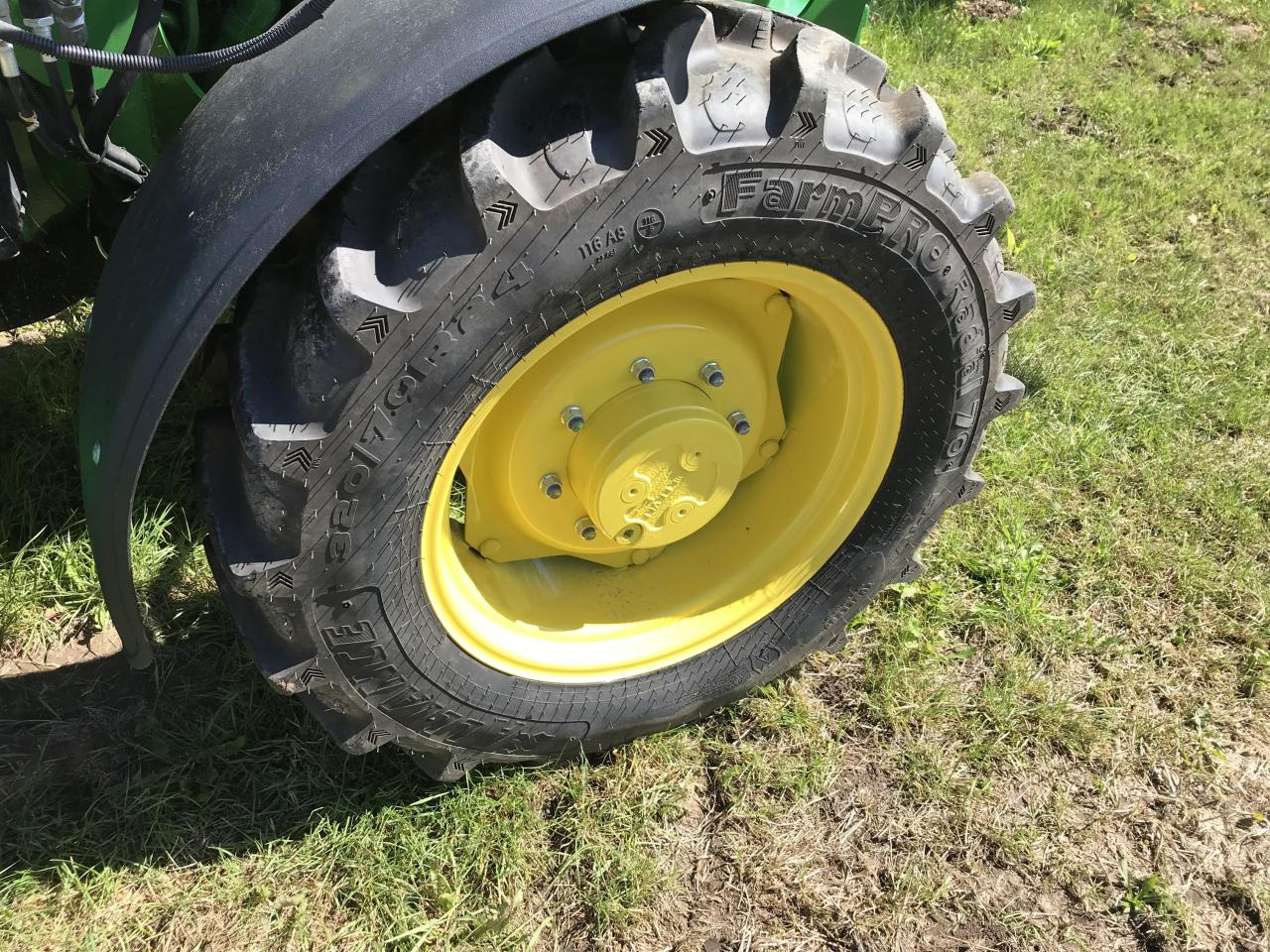 Farm tractor John Deere 5075E: picture 9