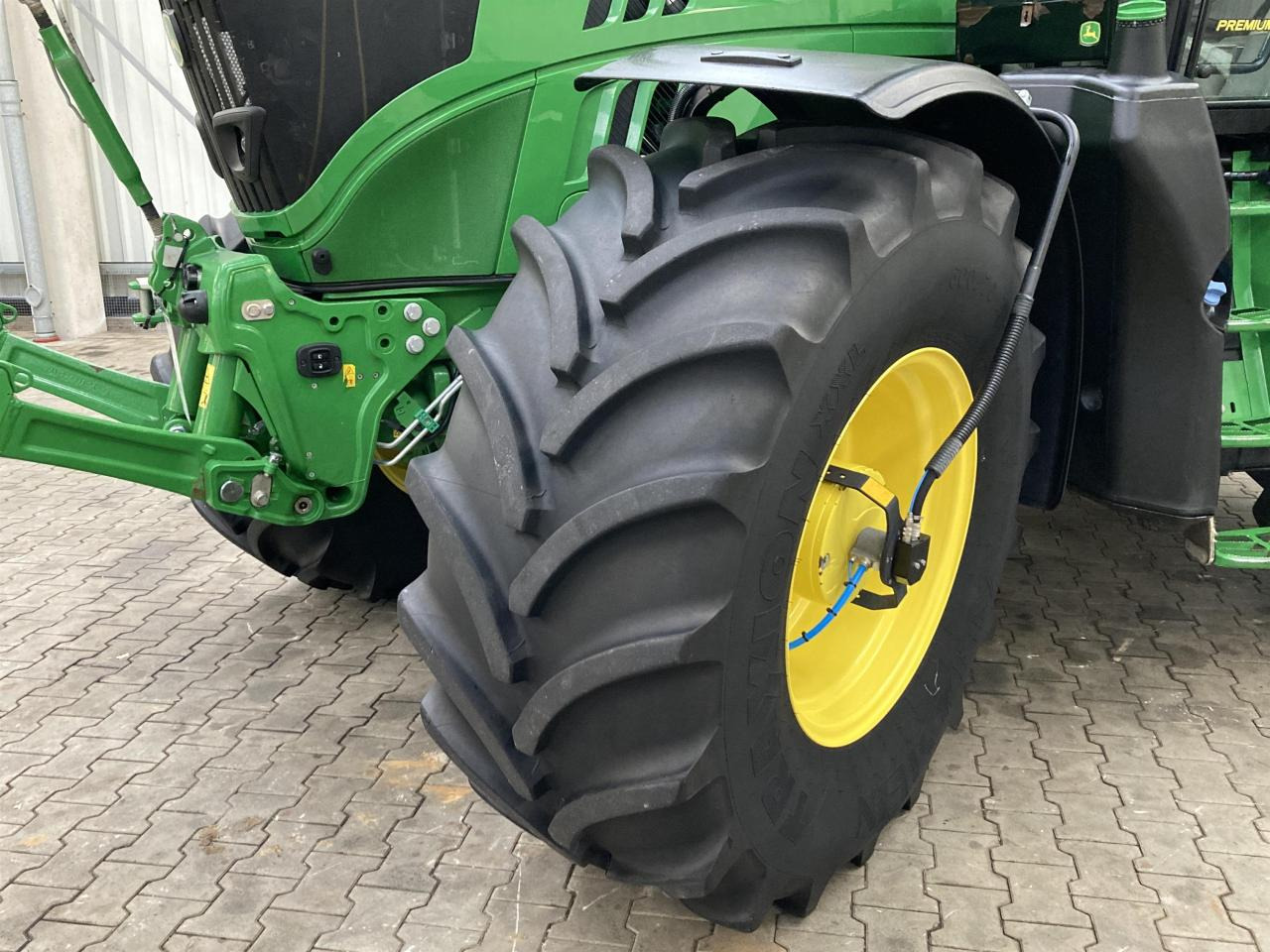 John Deere 6175R - Farm tractor: picture 2 John Deere 6175R - Farm tractor: picture 2