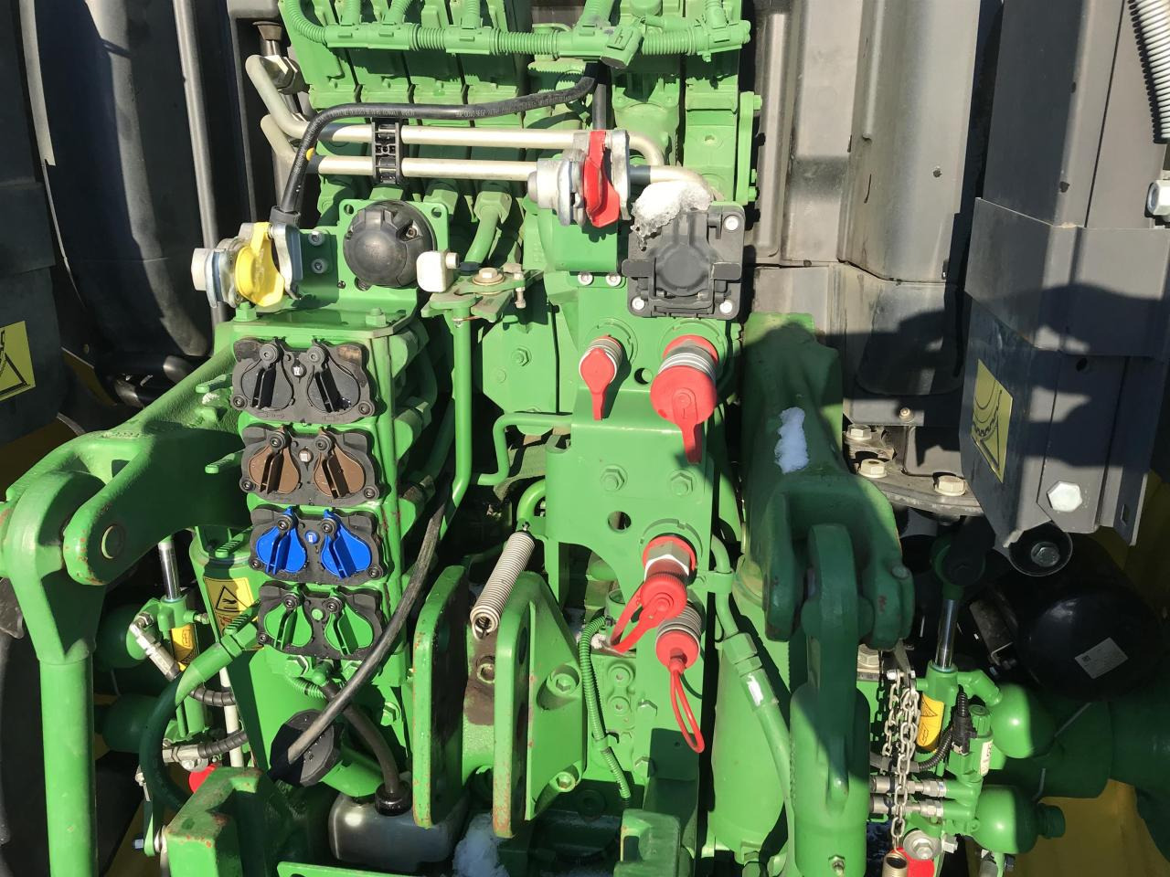 John Deere 6R 140 - Farm tractor: picture 4 John Deere 6R 140 - Farm tractor: picture 4