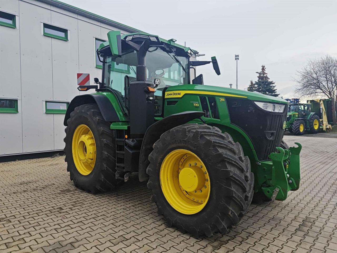 John Deere 7R 330 - Farm tractor: picture 1 John Deere 7R 330 - Farm tractor: picture 1