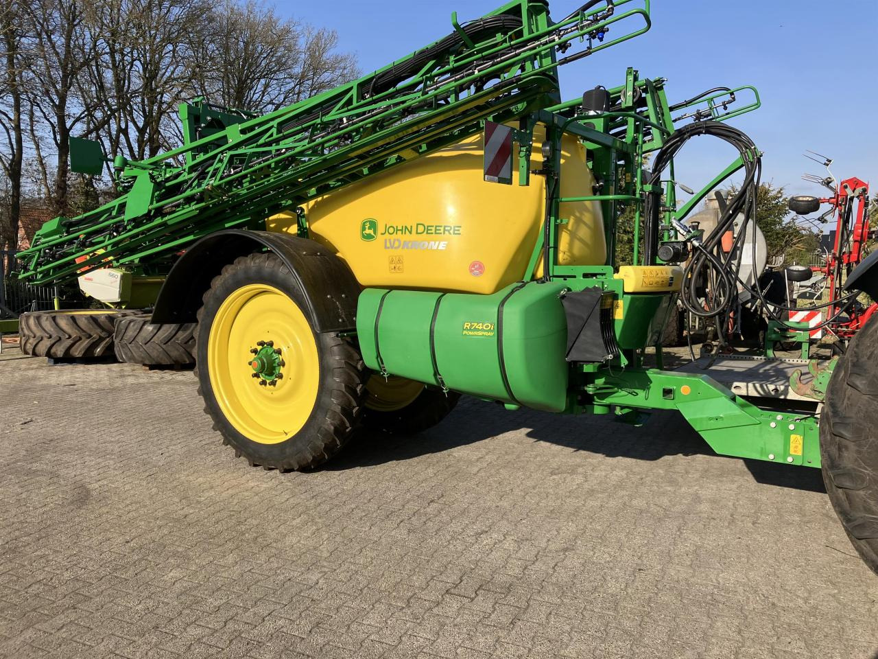 John Deere R740i - Trailed sprayer: picture 1 John Deere R740i - Trailed sprayer: picture 1