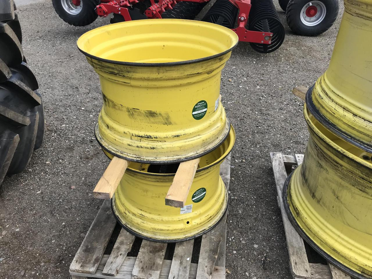 Titan 18x28 - Tire for Agricultural machinery: picture 2 Titan 18x28 - Tire for Agricultural machinery: picture 2