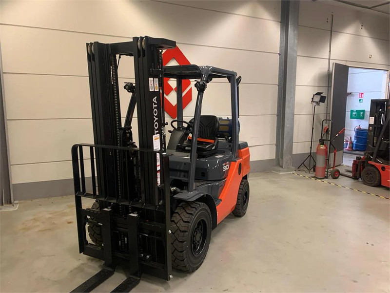 Toyota 02-8FGF30 - LPG forklift: picture 4 Toyota 02-8FGF30 - LPG forklift: picture 4