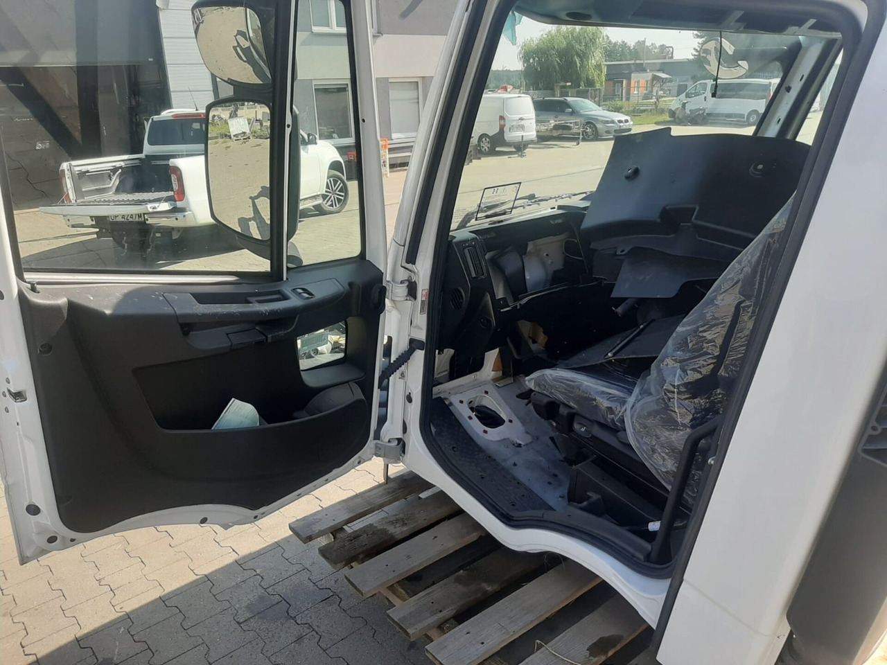 IVECO EUROCARGO 150-280 EURO 5-6 CABINE 4X4 NIEUW HANDMATIG 000135 - Cab for Truck: picture 2 IVECO EUROCARGO 150-280 EURO 5-6 CABINE 4X4 NIEUW HANDMATIG 000135 - Cab for Truck: picture 2