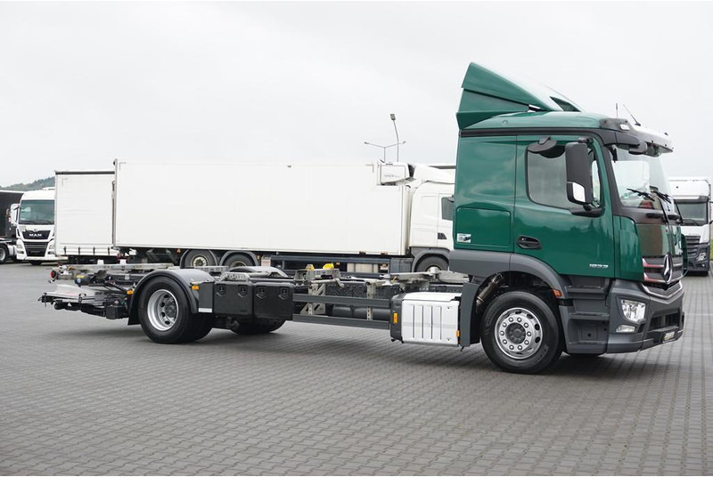 Mercedes-Benz 1833 / E 6 / BDF + WINDA / 7.15 , 7.45, 7.82 M / ŁAD. 9 610 KG - Cab chassis truck: picture 4 Mercedes-Benz 1833 / E 6 / BDF + WINDA / 7.15 , 7.45, 7.82 M / ŁAD. 9 610 KG - Cab chassis truck: picture 4