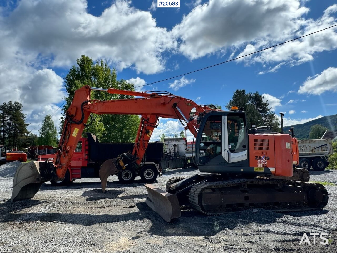 Hitachi ZX225 - Excavator: picture 2 Hitachi ZX225 - Excavator: picture 2