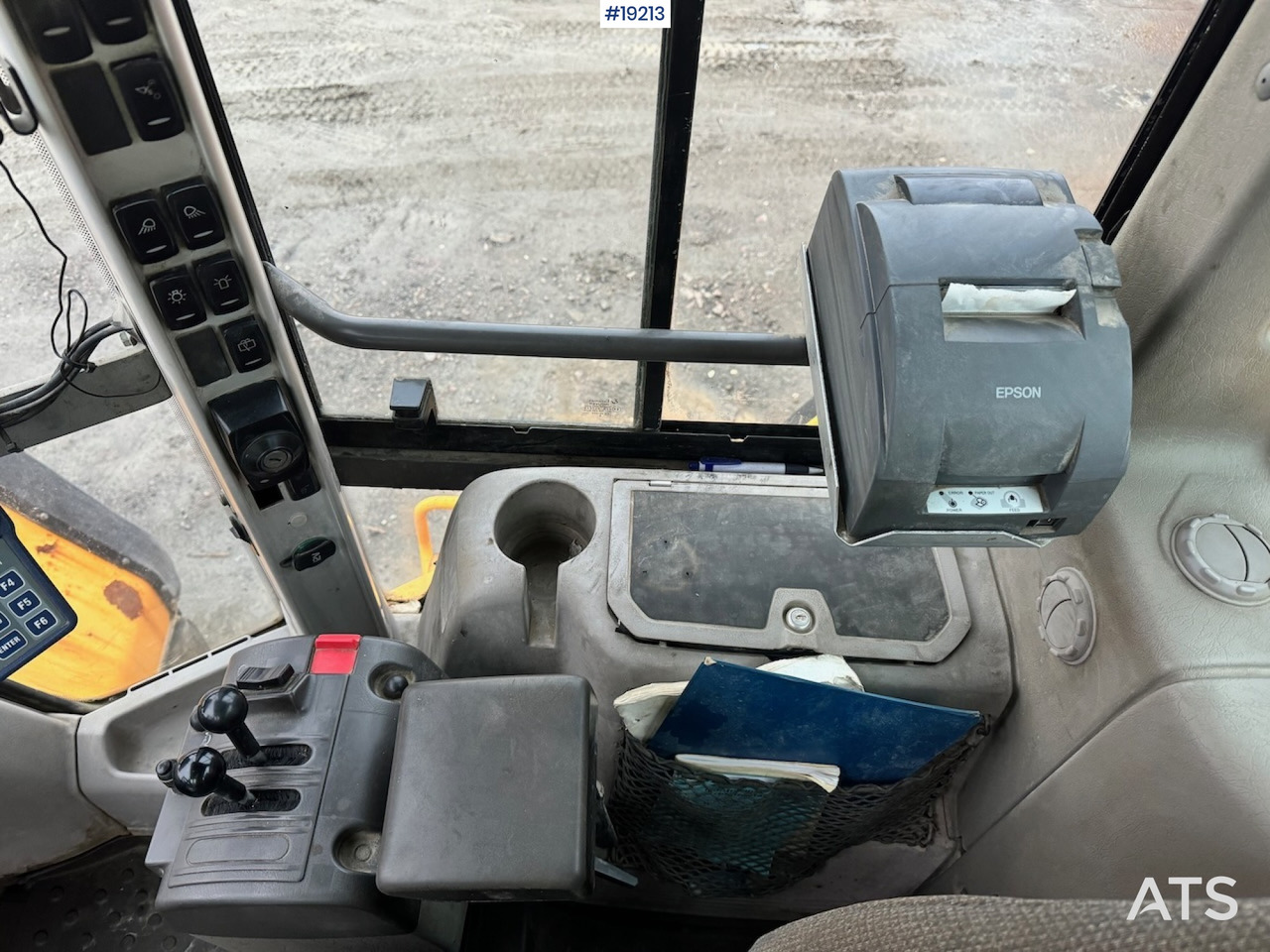 Wheel loader Volvo L220F: picture 33