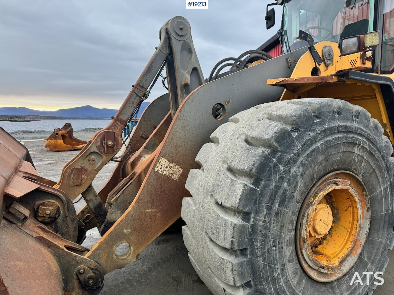 Wheel loader Volvo L220F: picture 12