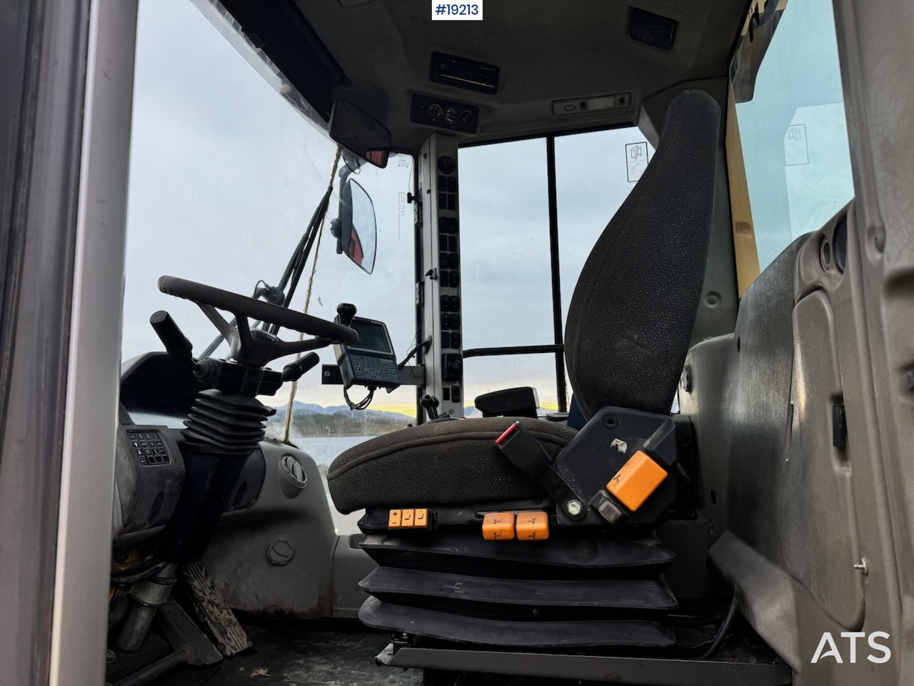 Wheel loader Volvo L220F: picture 24