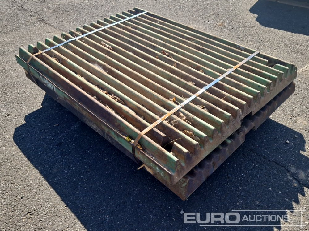 Plates to suit Crusher - Construction equipment: picture 1 Plates to suit Crusher - Construction equipment: picture 1