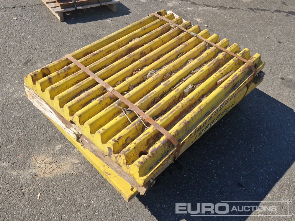 Plates to suit Crusher - Construction equipment: picture 3 Plates to suit Crusher - Construction equipment: picture 3