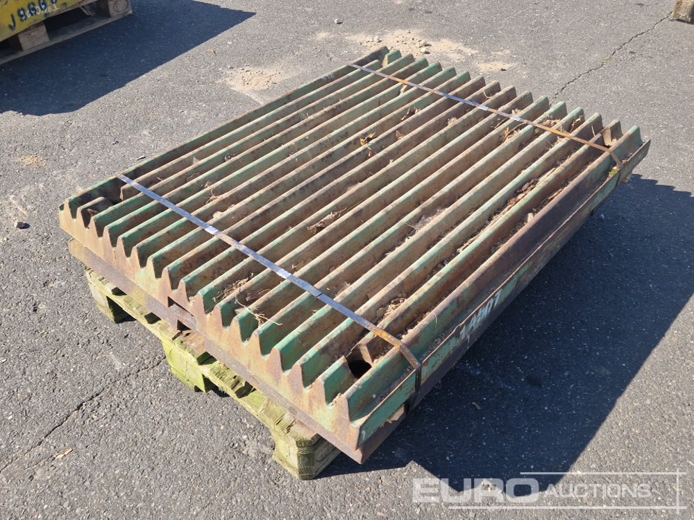 Plates to suit Crusher - Construction equipment: picture 4 Plates to suit Crusher - Construction equipment: picture 4