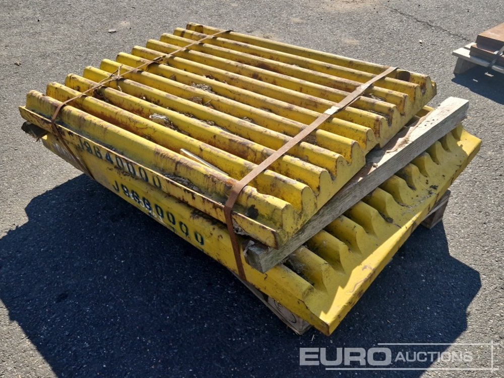 Plates to suit Crusher - Construction equipment: picture 4 Plates to suit Crusher - Construction equipment: picture 4