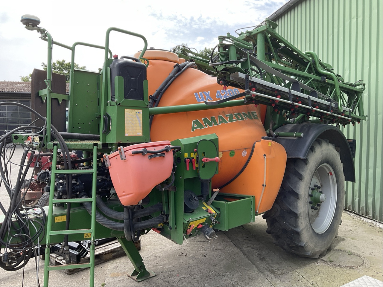 Trailed sprayer Amazone UX 4200: picture 1