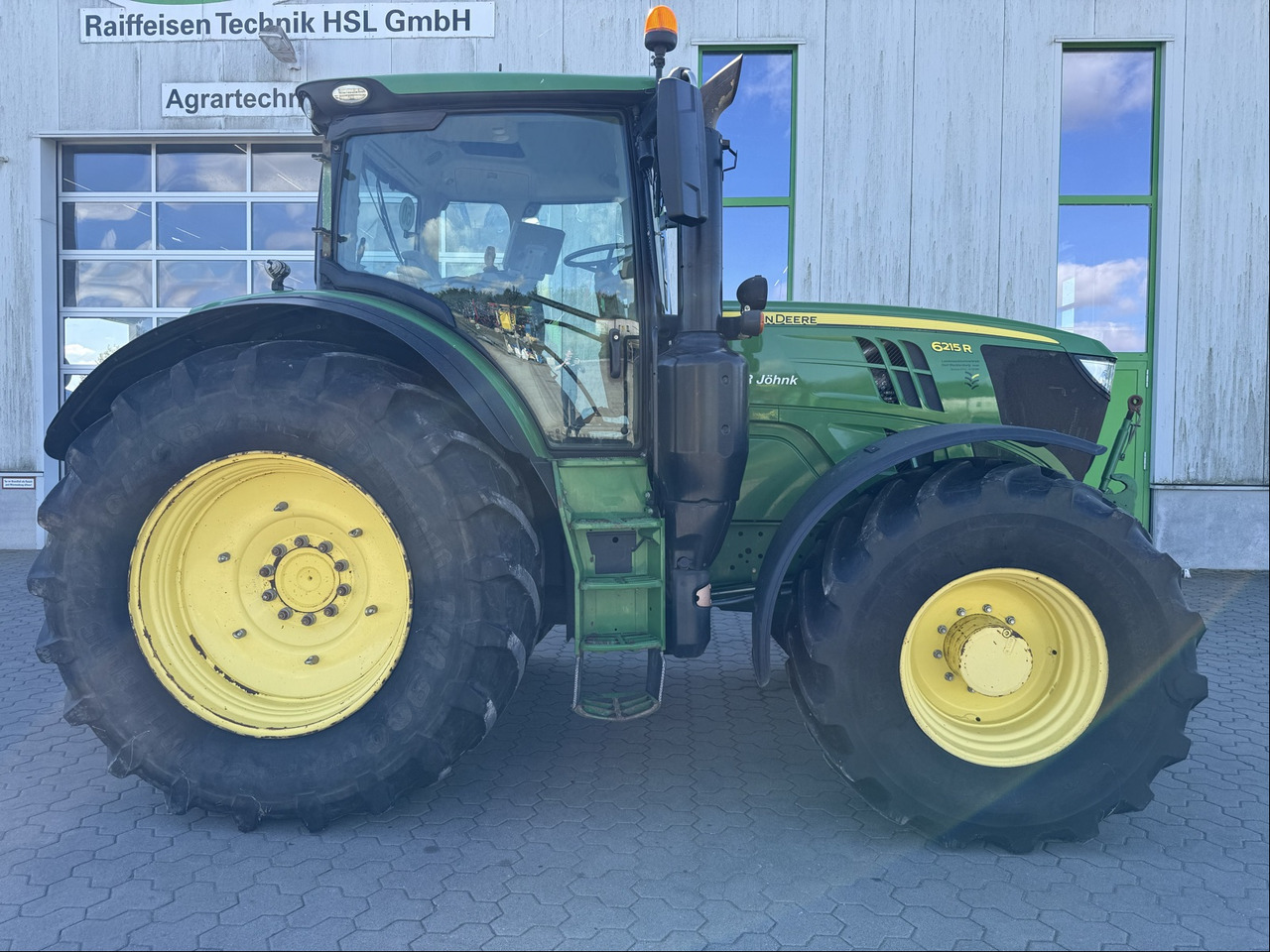 John Deere 6215R - Farm tractor: picture 4 John Deere 6215R - Farm tractor: picture 4