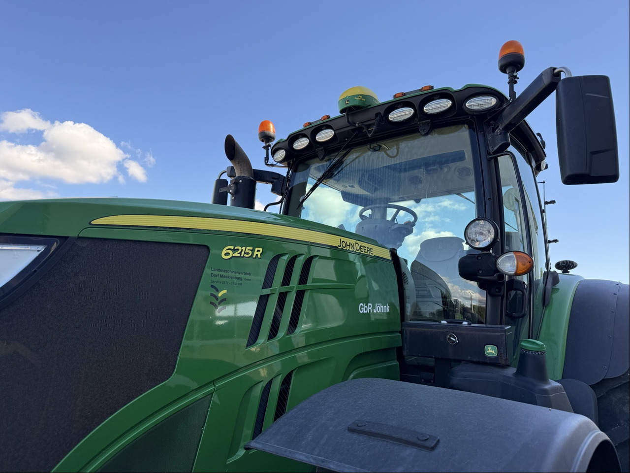 John Deere 6215R - Farm tractor: picture 2 John Deere 6215R - Farm tractor: picture 2