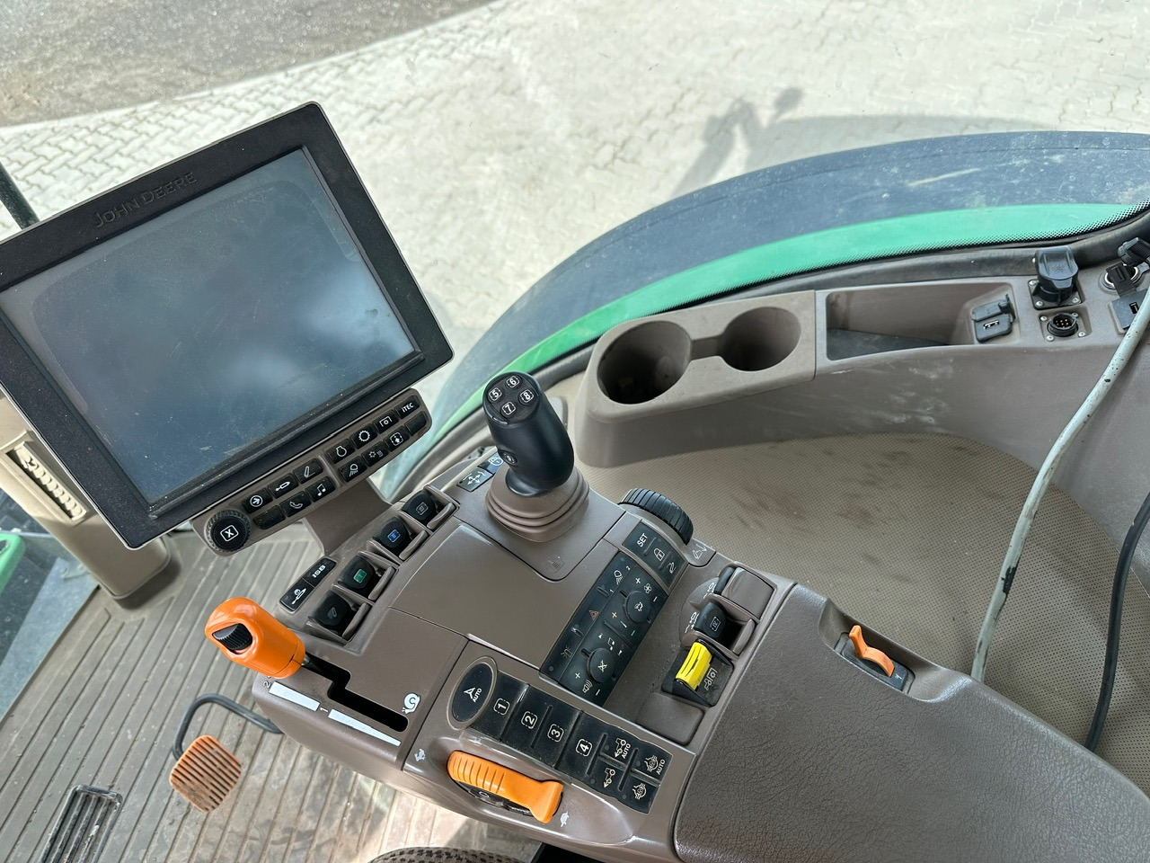 John Deere 7230R - Farm tractor: picture 2 John Deere 7230R - Farm tractor: picture 2