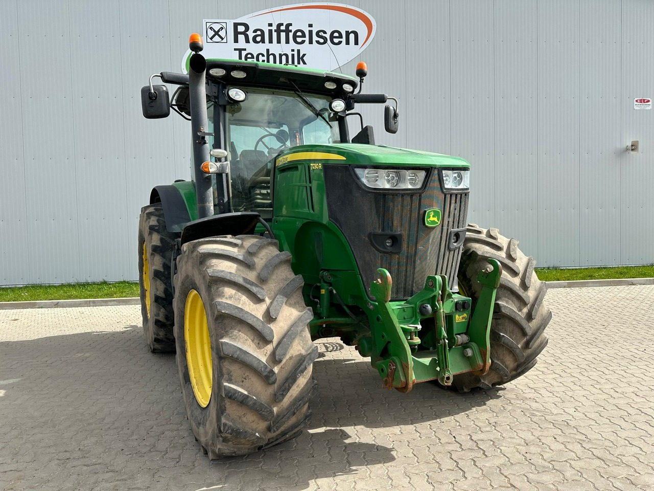 John Deere 7230R - Farm tractor: picture 1 John Deere 7230R - Farm tractor: picture 1