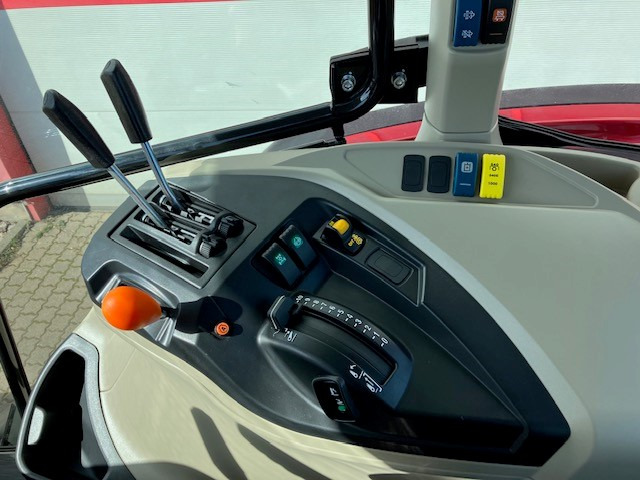 Massey Ferguson 5712 M 4WD Cab Essential - Farm tractor: picture 4 Massey Ferguson 5712 M 4WD Cab Essential - Farm tractor: picture 4