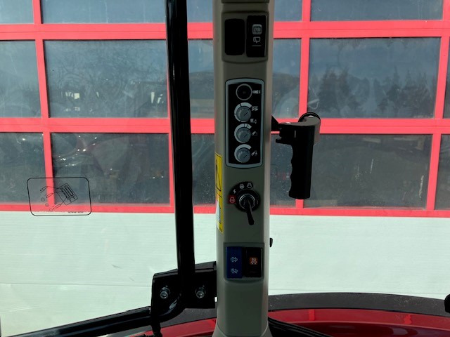 Massey Ferguson 5712 M 4WD Cab Essential - Farm tractor: picture 3 Massey Ferguson 5712 M 4WD Cab Essential - Farm tractor: picture 3