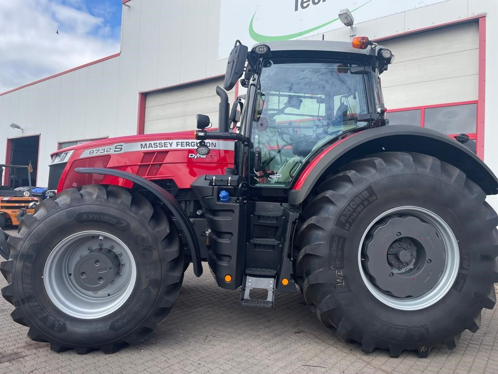 Massey Ferguson 8732 Dyna-VT EXCLUSIVE - Farm tractor: picture 1 Massey Ferguson 8732 Dyna-VT EXCLUSIVE - Farm tractor: picture 1
