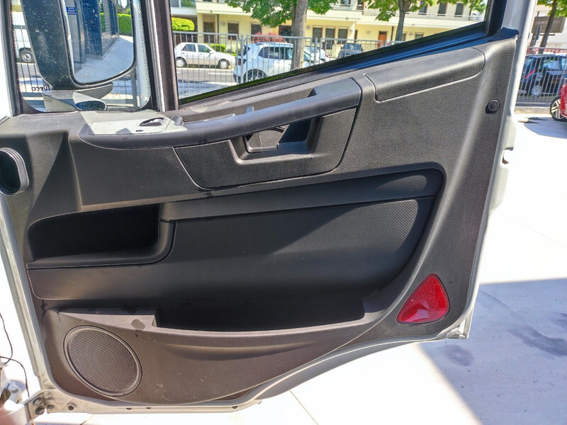Cab and interior for Truck Iveco STRALIS HI STREET - TRAKKER Euro 6: picture 9