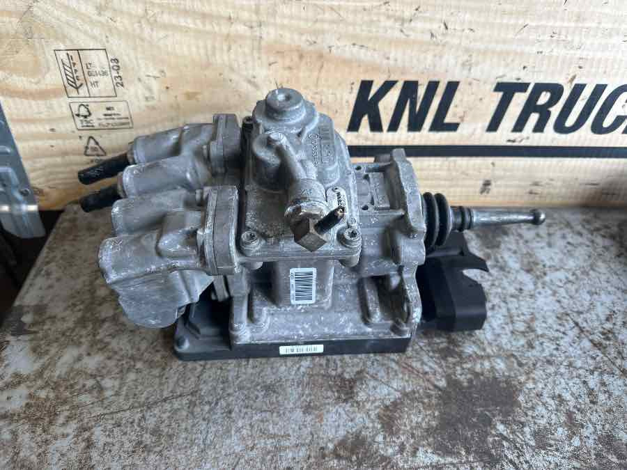 MAN FOOT BRAKE VALVE 81.52130-6312 - Brake valve for Truck: picture 1 MAN FOOT BRAKE VALVE 81.52130-6312 - Brake valve for Truck: picture 1