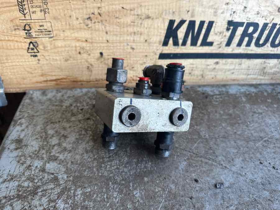 VOLVO HYDRAULIC VALVE 2145813 - Hydraulics for Truck: picture 3 VOLVO HYDRAULIC VALVE 2145813 - Hydraulics for Truck: picture 3
