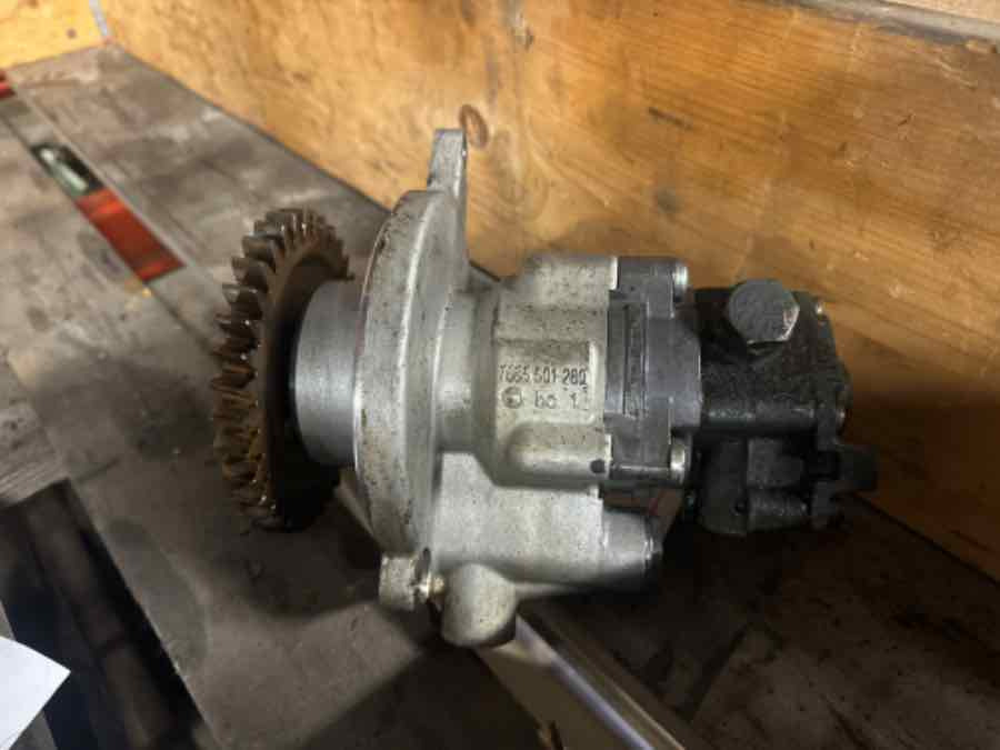 VOLVO STEERING PUMP 21110365 - Steering for Truck: picture 3 VOLVO STEERING PUMP 21110365 - Steering for Truck: picture 3