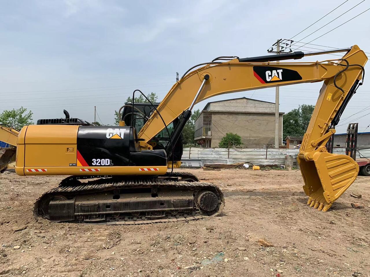 CATERPILLAR 320DL - Crawler excavator: picture 1 CATERPILLAR 320DL - Crawler excavator: picture 1