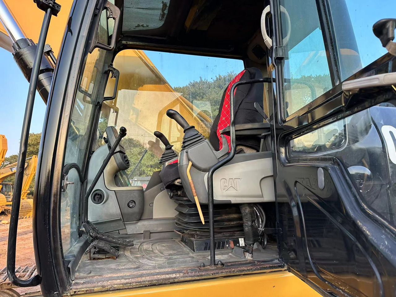 Crawler excavator CATERPILLAR 330D2L excavator: picture 9