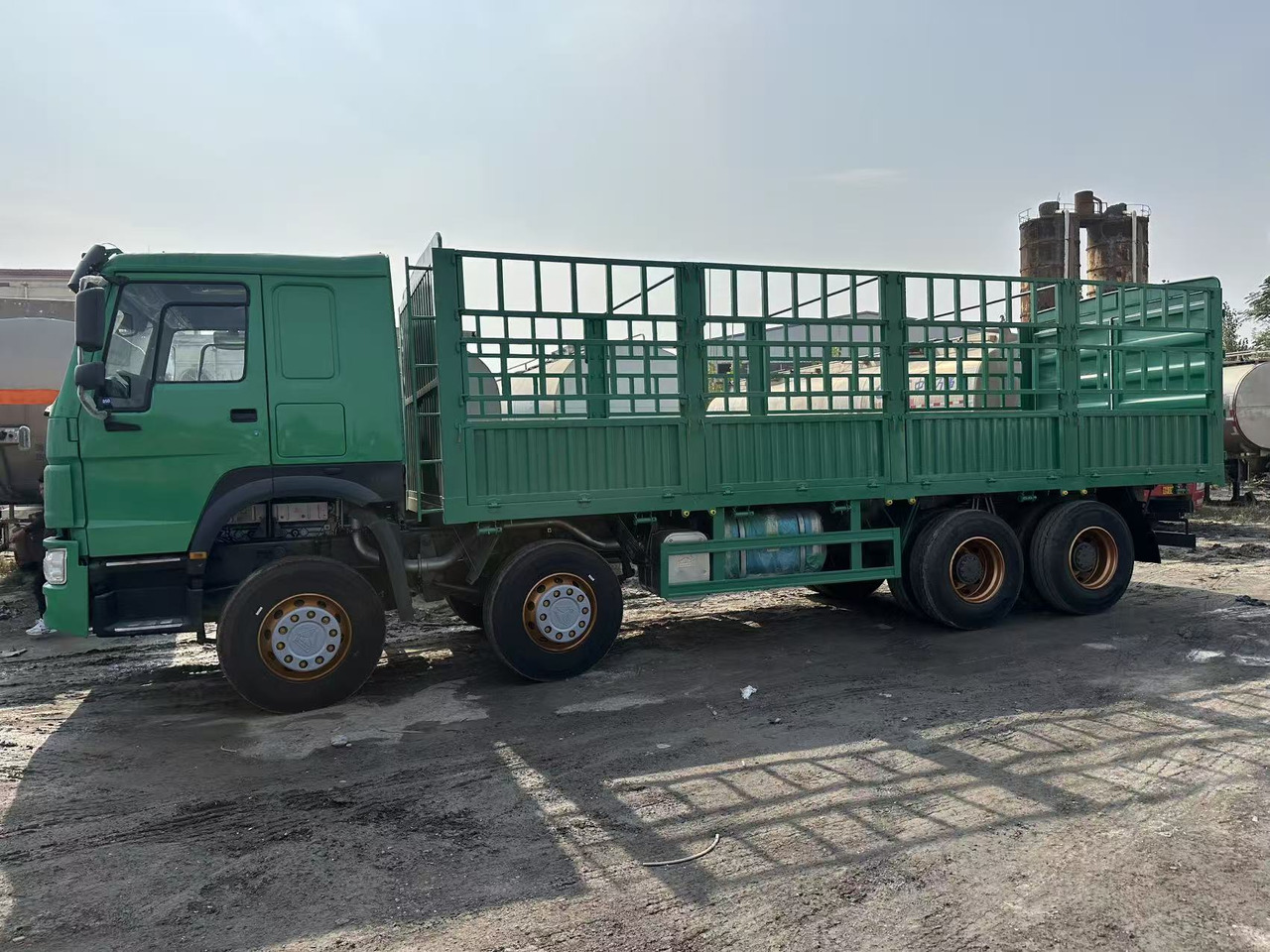 SINOTRUK HOWO 420hp 8x4 fence truck - Dropside/ Flatbed truck: picture 2 SINOTRUK HOWO 420hp 8x4 fence truck - Dropside/ Flatbed truck: picture 2