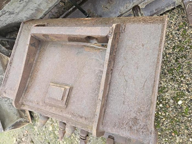 Mecalac 12MXT - Bucket: picture 3 Mecalac 12MXT - Bucket: picture 3