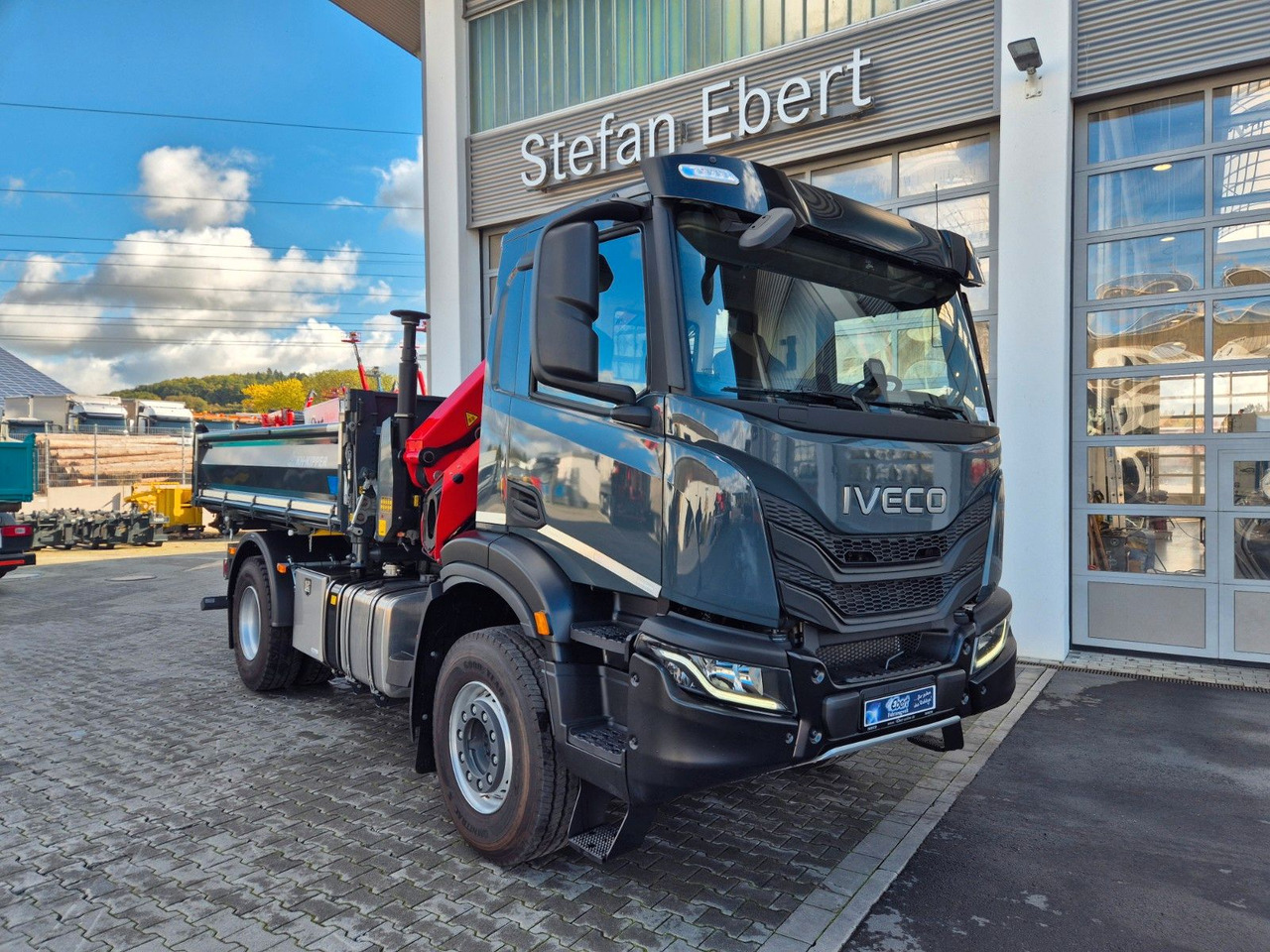 Iveco AD200X46/P HR OFF Palfinger PK 12.501 Funk AHK - Tipper, Crane truck: picture 3 Iveco AD200X46/P HR OFF Palfinger PK 12.501 Funk AHK - Tipper, Crane truck: picture 3