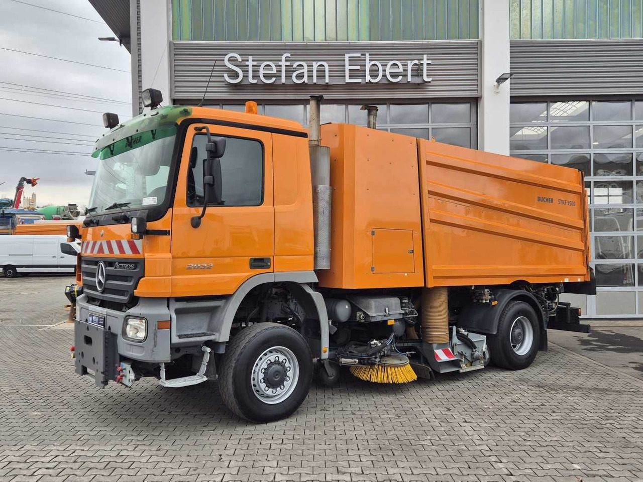 Mercedes-Benz Actros 2032 A 4x4 Bucher STKF 9500 Airport 30x - Road sweeper: picture 3 Mercedes-Benz Actros 2032 A 4x4 Bucher STKF 9500 Airport 30x - Road sweeper: picture 3