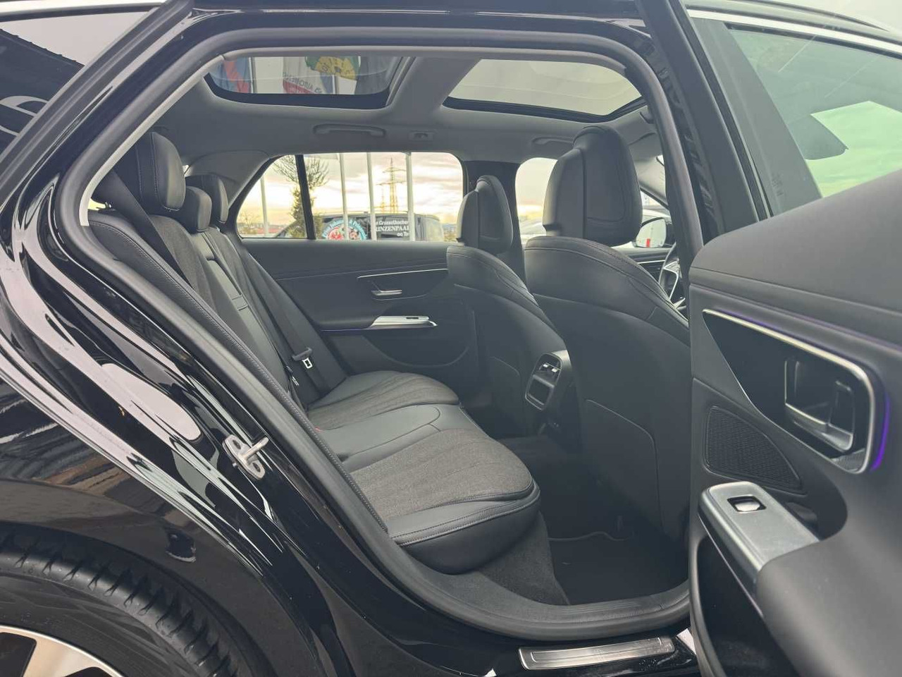 Mercedes-Benz E 200 T AVANTGARDE+DistrPlus+Pano+ AHK+Ambiente - Car: picture 5 Mercedes-Benz E 200 T AVANTGARDE+DistrPlus+Pano+ AHK+Ambiente - Car: picture 5