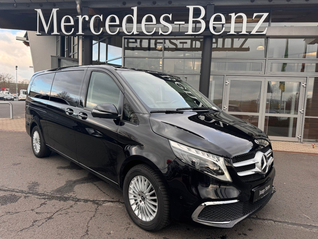 Mercedes-Benz V 300 d AVA Extralang 4MATIC AHK Stdh DISTRONIC - Passenger van: picture 1 Mercedes-Benz V 300 d AVA Extralang 4MATIC AHK Stdh DISTRONIC - Passenger van: picture 1